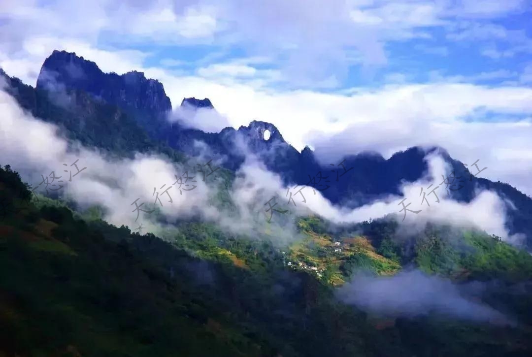 “怒江美麗公路”領(lǐng)略絕美風(fēng)景 “車(chē)在路上走，人在畫(huà)里行”